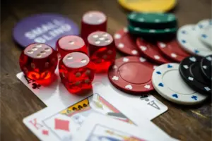 Casino Spiele Lexikon – Klassiker wie Würfel, Karten und Pokerchips